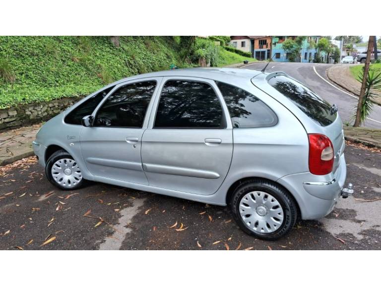 CITROËN - XSARA PICASSO - 2010/2011 - Prata - R$ 25.900,00